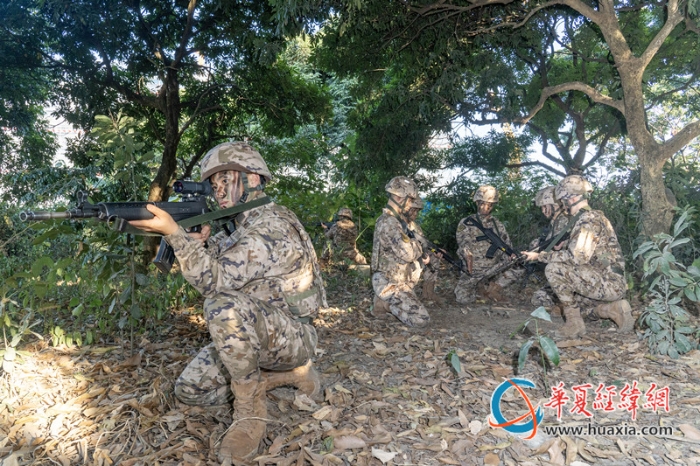 1、 武警官兵利用無人機偵察戰(zhàn)場環(huán)境。_副本