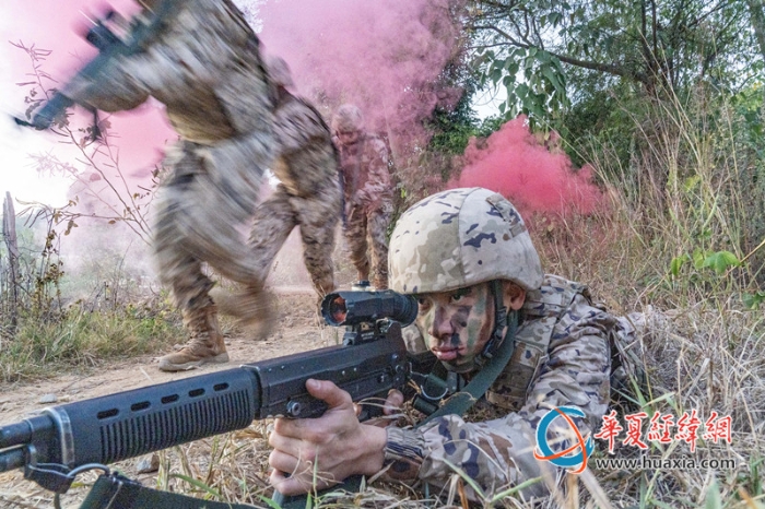 2、武警官兵快速出動。_副本