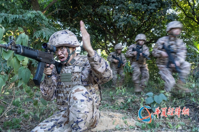 4、武警官兵交替掩護快速出動。_副本
