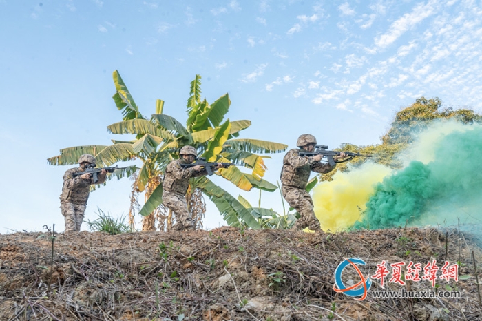 5、武警官兵沿山路搜索追擊。_副本