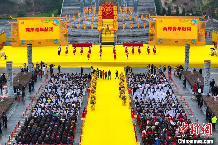 9日，兩岸青年在第九屆海峽兩岸嫘祖文化交流活動(dòng)開(kāi)幕式上獻(xiàn)詞。中新社記者 劉忠俊 攝
