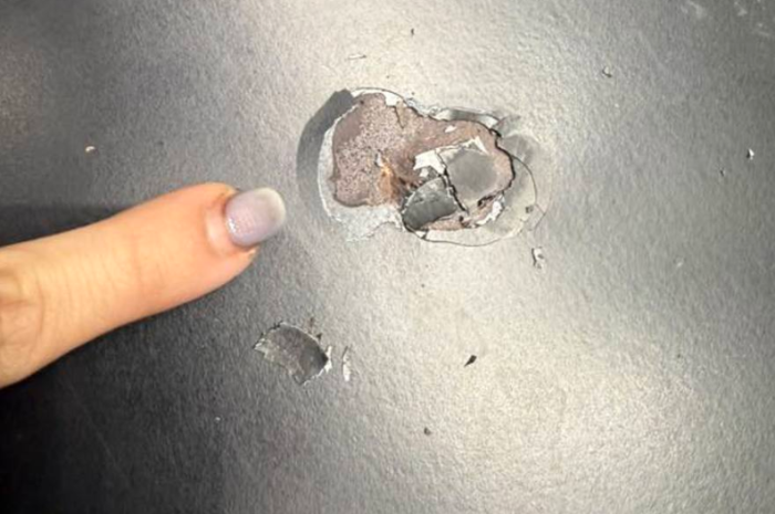圖為被柯建銘用拐杖敲打后的桌子