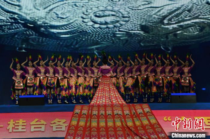 圖為大聯(lián)歡活動現(xiàn)場舞蹈《樣樣美》表演。中新網(wǎng)記者 蔣雪林?jǐn)z