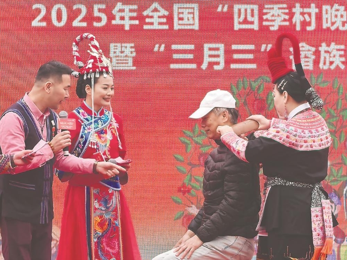 臺胞體驗(yàn)畬醫(yī)畬藥。記者 王毅 攝（來源：福建日報(bào)）