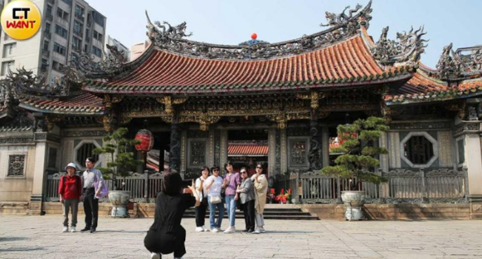 圖為國(guó)際旅客觀光景點(diǎn)龍山寺