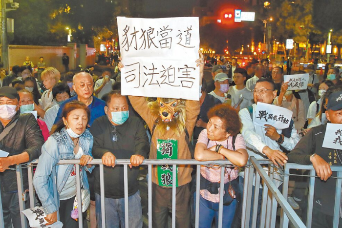 檢調(diào)偵辦罷免死亡聯(lián)署案，國(guó)民黨支持者17日晚間聚集在北檢外