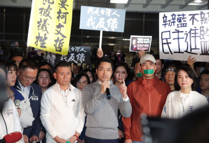 臺北市長蔣萬安（中）到場聲援，并拋出個人支持“倒閣”