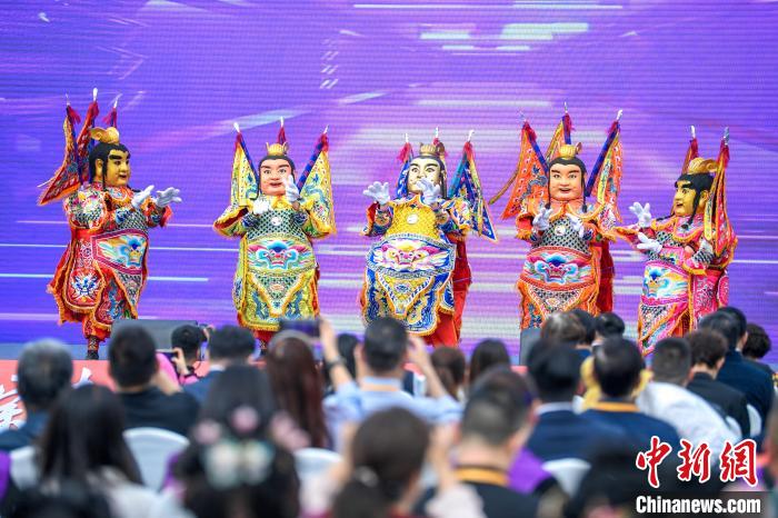 圖為臺灣圣義龍獅團帶來的表演《電音三太子》。記者 劉忠俊 攝