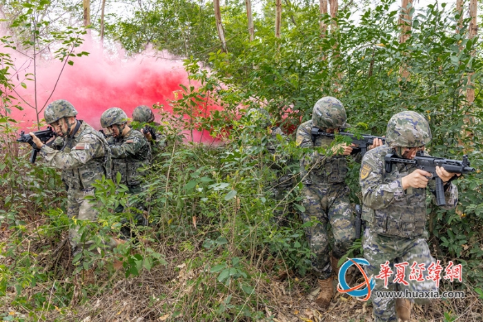 1、2025年4月16日，武警官兵進(jìn)行小組交替掩護(hù)搜索。_副本