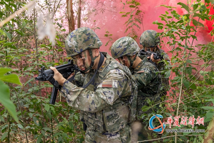3、2025年4月16日，武警官兵進(jìn)行戰(zhàn)術(shù)協(xié)同搜索_副本