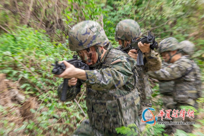 5、2025年4月16日，武警官兵進(jìn)行小組協(xié)同搜索_副本