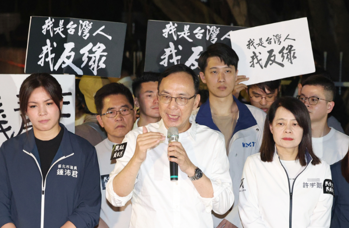 國民黨主席朱立倫（中）吁民眾426一起上凱道