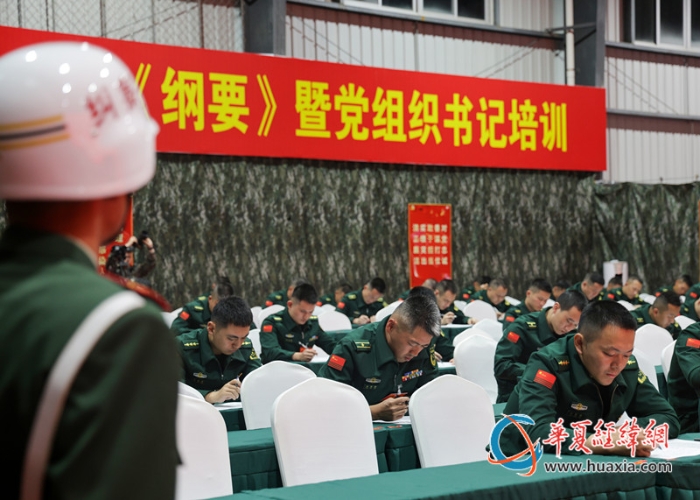 武警福建總隊(duì)基層主官《綱要》培訓(xùn)隊(duì)組織學(xué)員對(duì)《軍隊(duì)基層建設(shè)綱要》理論進(jìn)行考核（2）_副本