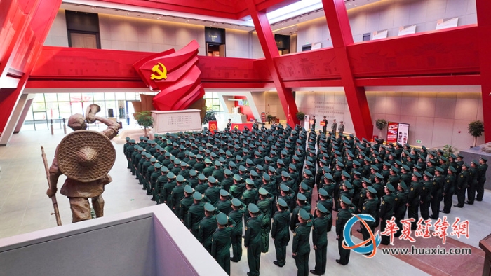 在三明寧化長(zhǎng)征教育基地內(nèi)，武警福建總隊(duì)基層主官《綱要》培訓(xùn)隊(duì)組織學(xué)員們重溫入黨誓詞（1）_副本