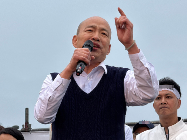 國民黨26日在凱道舉行“戰(zhàn)獨裁，凱道一起站出來！”活動，立法院長韓國瑜上臺致詞