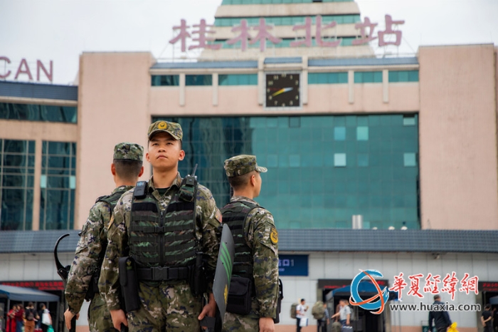 1.武警桂林支隊(duì)官兵在桂林北站執(zhí)行巡邏任務(wù)。農(nóng)文尖 攝_副本