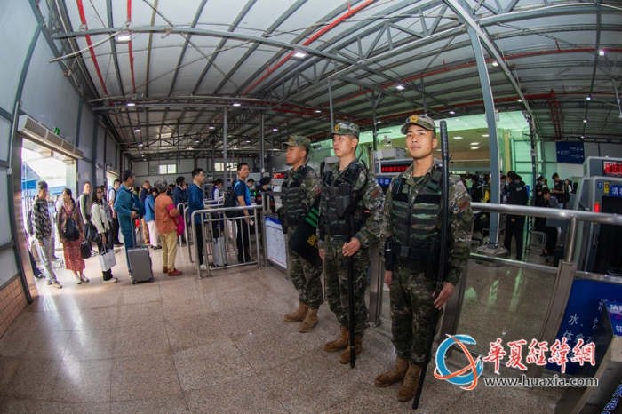 2.武警桂林支隊(duì)官兵加強(qiáng)巡邏執(zhí)勤，守護(hù)出行旅客安全。李笑仙 攝_副本