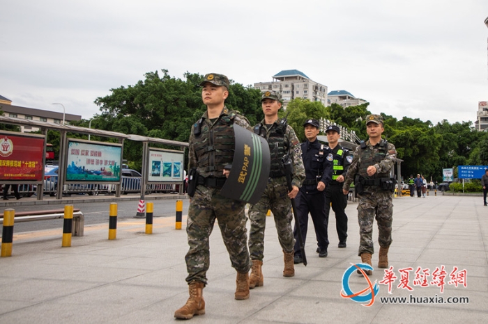3.武警官兵與巡特警在站前廣場(chǎng)開(kāi)展武裝巡邏。李飛 攝 _副本