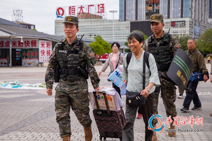 4.巡邏官兵幫助老人運(yùn)送行李。施晨洲 攝_副本