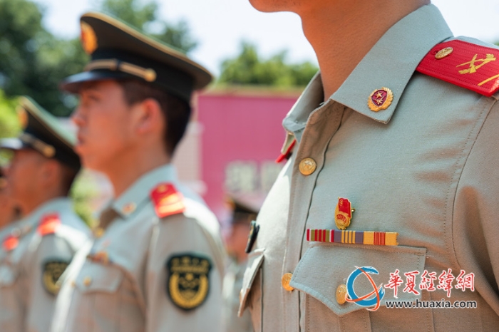 1、團(tuán)徽在官兵胸前熠熠生輝。李飛攝_副本