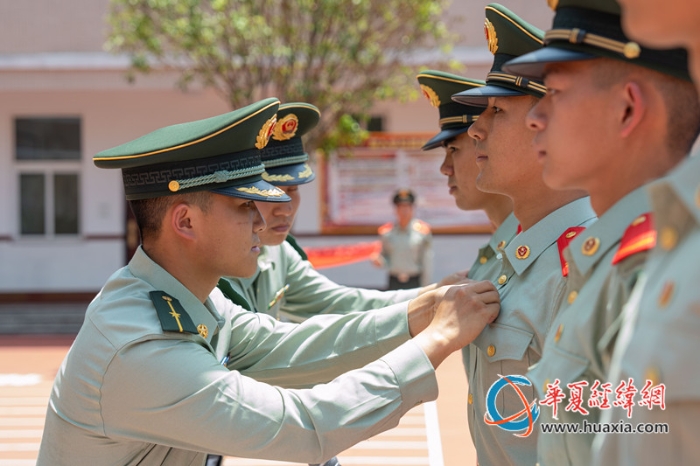 2、中隊(duì)警官為新入團(tuán)官兵佩戴團(tuán)徽。農(nóng)文尖 攝_副本