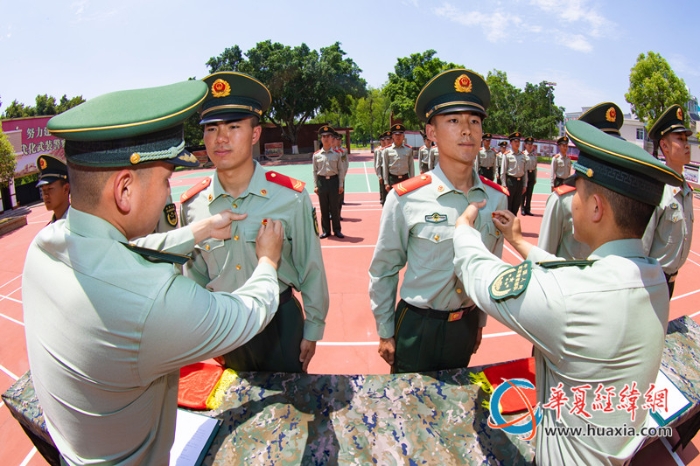 3、中隊(duì)警官為新入團(tuán)官兵佩戴團(tuán)徽。農(nóng)文尖 攝_副本