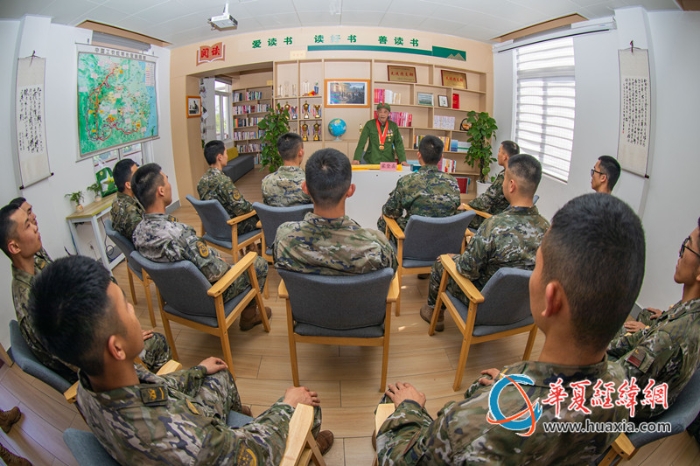 5、老兵蒙登真講述戰(zhàn)斗故事。李飛 攝_副本