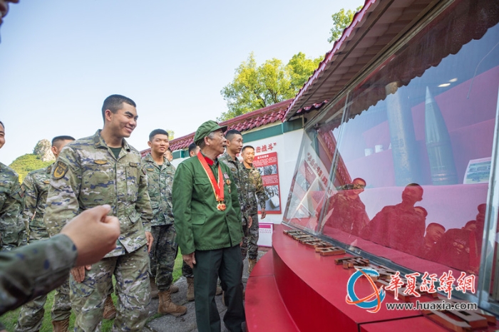 7、官兵們帶領(lǐng)老兵蒙登真，參觀中隊(duì)榮譽(yù)墻和傳家寶。李笑仙 攝_副本