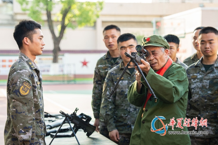 8、老兵蒙登真體驗(yàn)武器裝備。李笑仙 攝_副本