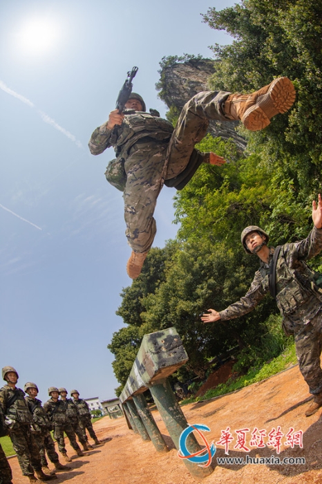 4、官兵開展實裝200米障礙訓練，圖為官兵通過獨木橋。農(nóng)文尖 攝_副本