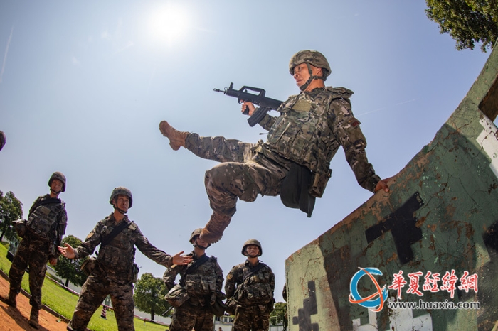 5、官兵開展實裝200米障礙訓練，圖為官兵翻越矮墻。農(nóng)文尖 攝_副本