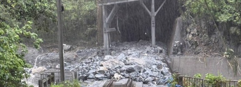 花蓮縣暴雨蘇花公路發(fā)生泥石流淹沒鐵軌 臺鐵“自強(qiáng)號”驚險(xiǎn)倒車