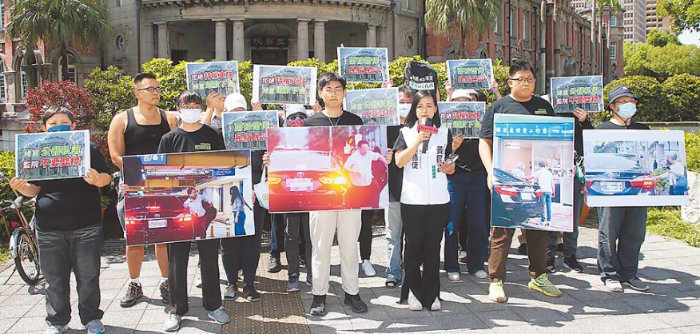 臺灣民眾黨2日到監(jiān)察院外舉行記者會，要求除了李俊俋外，其他涉嫌公器私用的監(jiān)委也應(yīng)追究責任