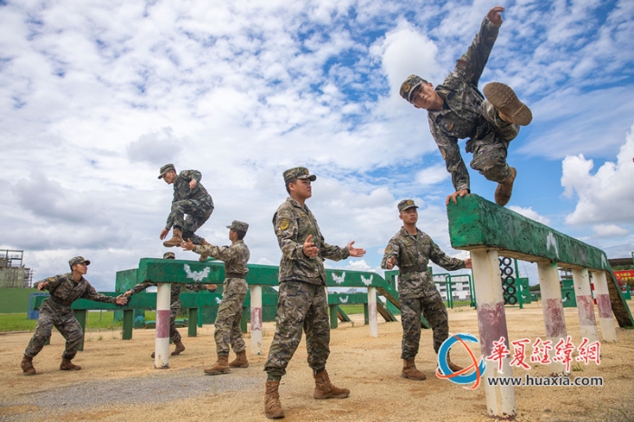 7、武警官兵進(jìn)行400米障礙訓(xùn)練。施晨洲 攝_副本