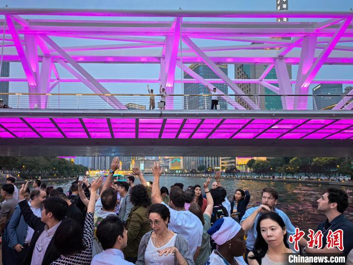 天津：達(dá)沃斯嘉賓坐海河游船沉浸式體驗(yàn)津門(mén)夜韻