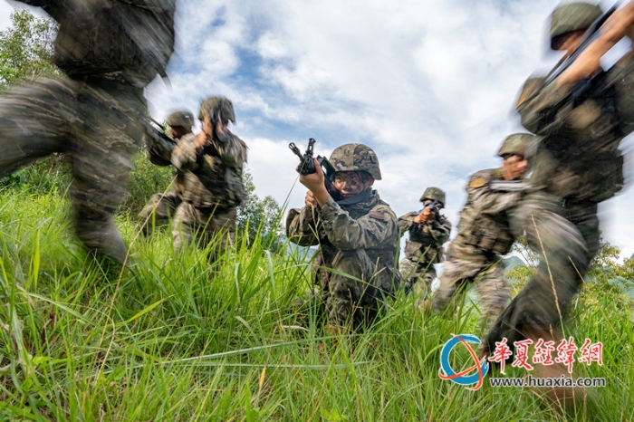 1、2025年7月2日，武警官兵正在進(jìn)行交替掩護(hù)突擊。_副本