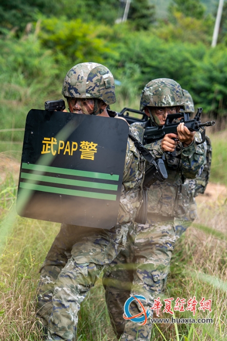 2、2025年7月2日，武警官兵正在進(jìn)行班組搜索。_副本