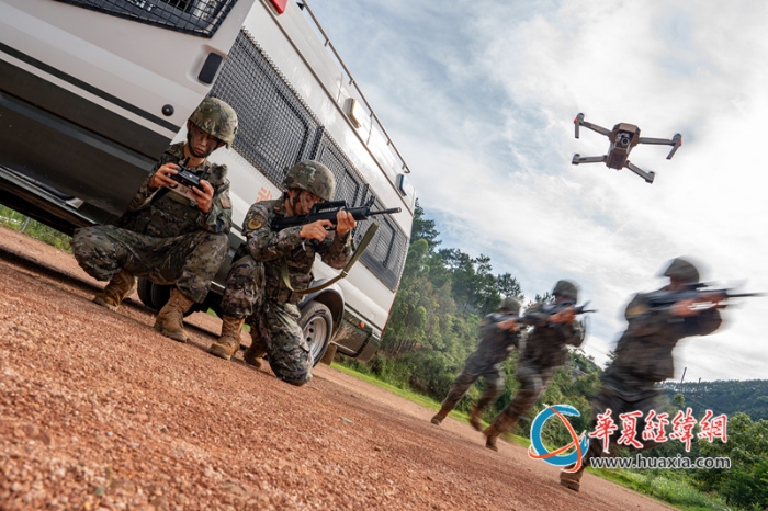 3、2025年7月2日，武警官兵正在利用無人機(jī)偵查敵情。_副本
