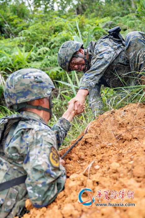 6、2025年7月2日，武警官兵相互協(xié)助。_副本