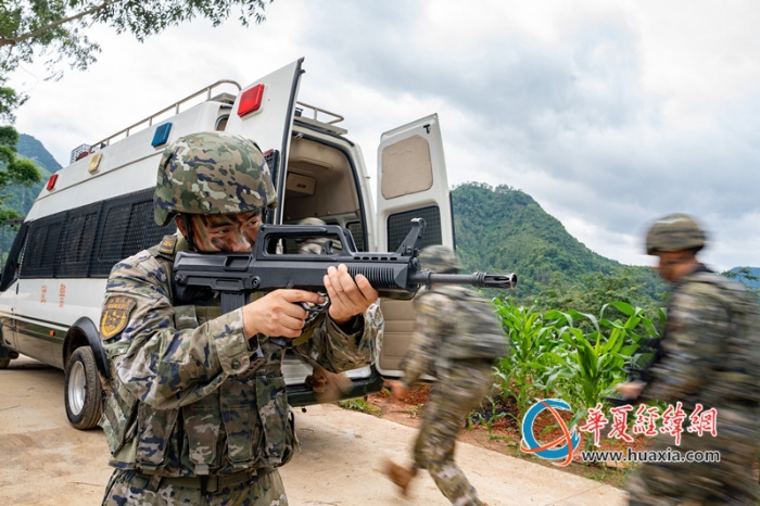 7、2025年7月2日，一名武警官兵掩護(hù)隊(duì)友轉(zhuǎn)移。_副本
