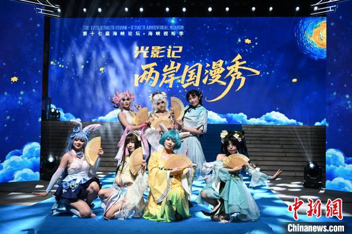 圖為國(guó)風(fēng)舞蹈串燒表演。中新社記者 呂明 攝